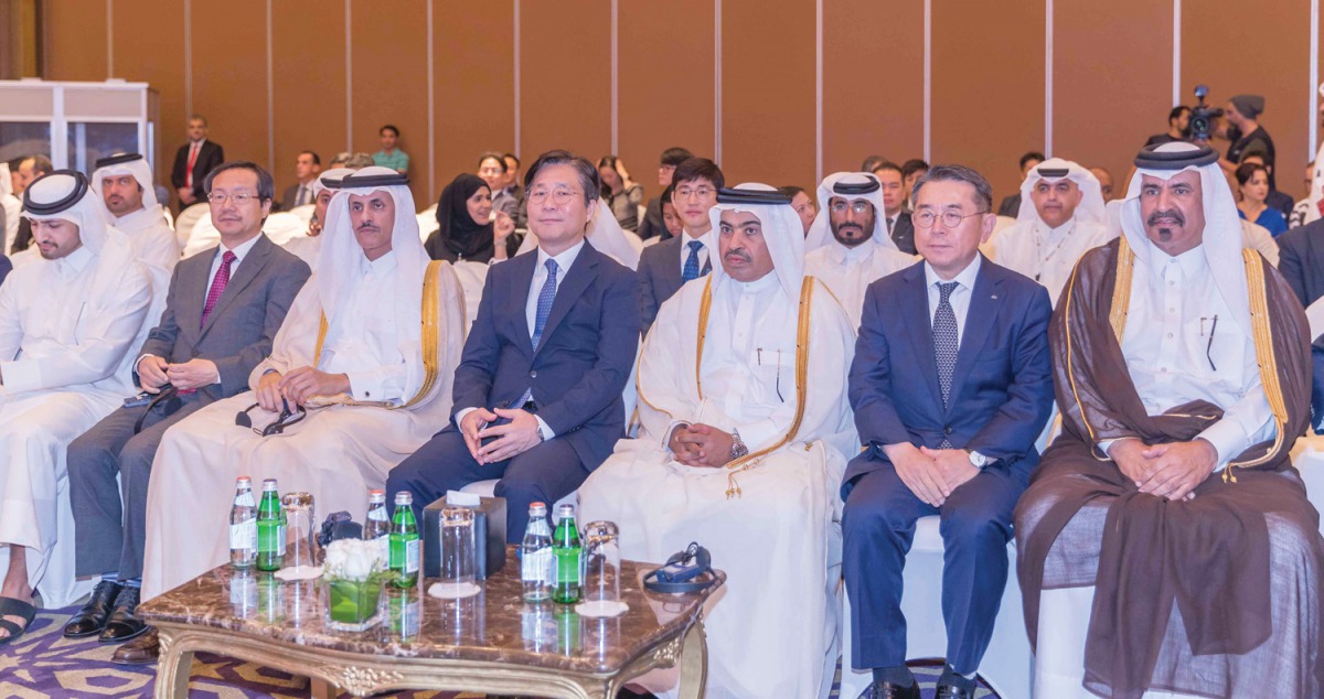 Minister of Commerce and Industry H E Ali bin Ahmed Al Kuwari (third right); South Korea’s Minister of Trade, Industry and Energy Sung Yun-Mo (fourth right); Second Deputy to the Chairman of the Qatari Businessmen Association Sheikh Dr. Khalid bin Thani A
