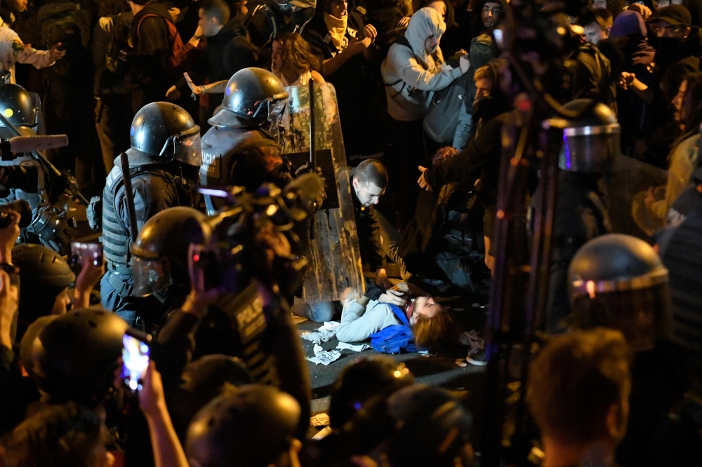 Protesters clash with Catalan regional police 'Mossos D'Esquadra' officers during a protest in front of the Spanish Government delegations in Barcelona on October 15, 2019. AFP / LLUIS GENE
