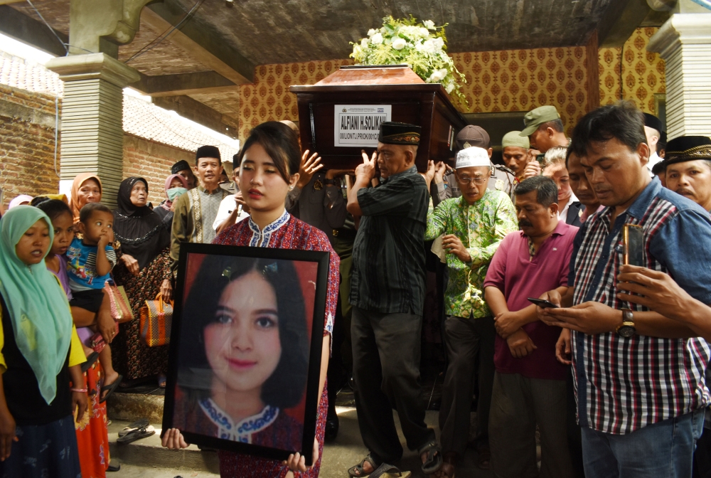People carry the coffin of Alfiani Hidayatul Solikah, a cabin crew of Lion Air flight JT610, during the funeral at Mojorejo village in Madiun, Indonesia, November 14, 2018. Antara Foto / Siswowidodo /  Reuters