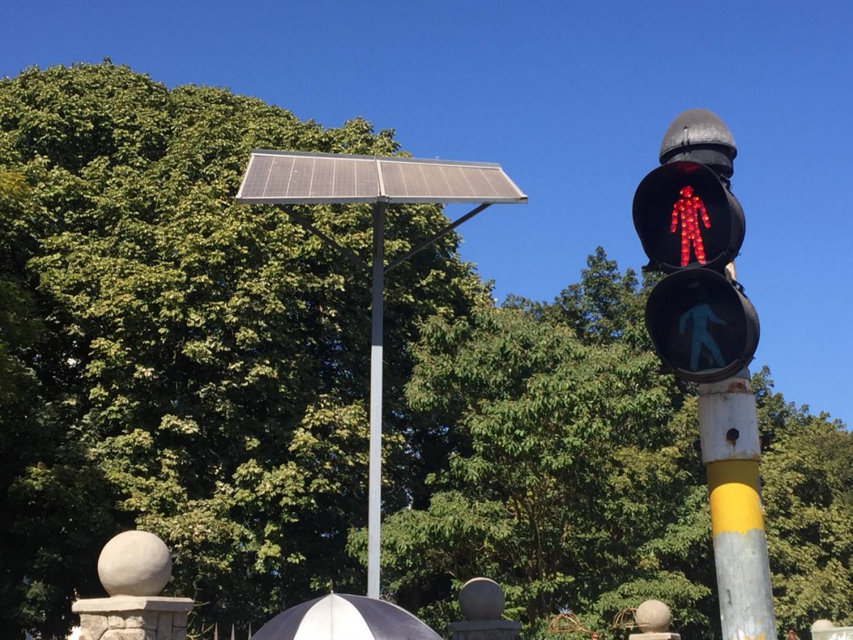 A view of a traffic light powered by solar panels in the central business district of Bulawayo, Zimbabwe, July 14, 2019. Thomson Reuters Foundation / Lungelo Ndhlovu