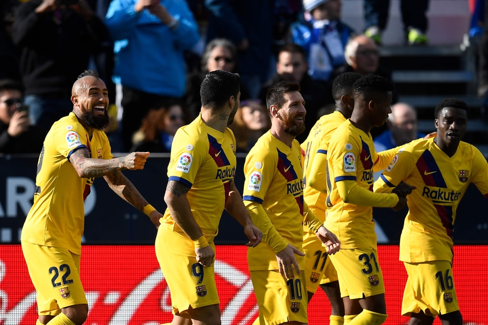 Barcelona's Chilean midfielder Arturo Vidal (L) celebrates after scoring during the Spanish league football match Club Deportivo Leganes SAD against FC Barcelona at the Estadio Municipal Butarque in Leganes on November 23, 2019. / AFP / PIERRE-PHILIPPE MA