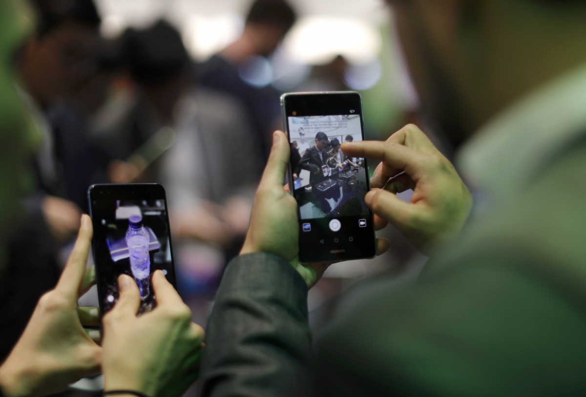Visitors try devices during Mobile World Congress in Barcelona February 27, 2017. Reuters / Eric Gaillard