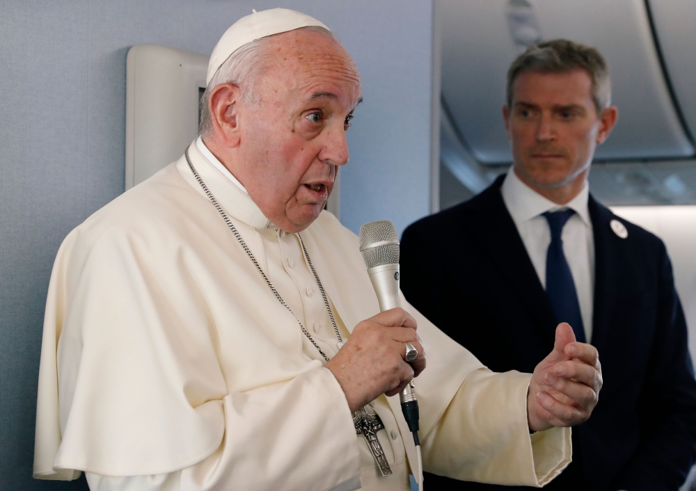 Pope Francis speaks to reporters during a news conference onboard the papal plane on his flight back from a week-long trip to Thailand and Japan, on November 26, 2019. AFP / Remo Casilli 