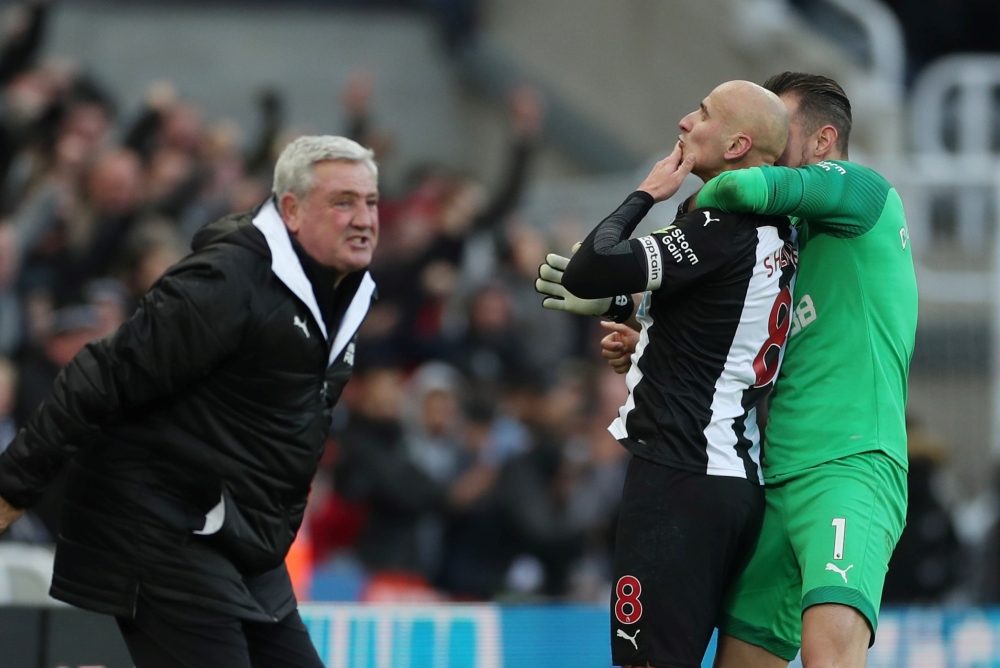 Newcastle United's Jonjo Shelvey celebrates scoring their second goal with Martin Dubravka and manager Steve Bruce.  Reuters/Lee Smith 