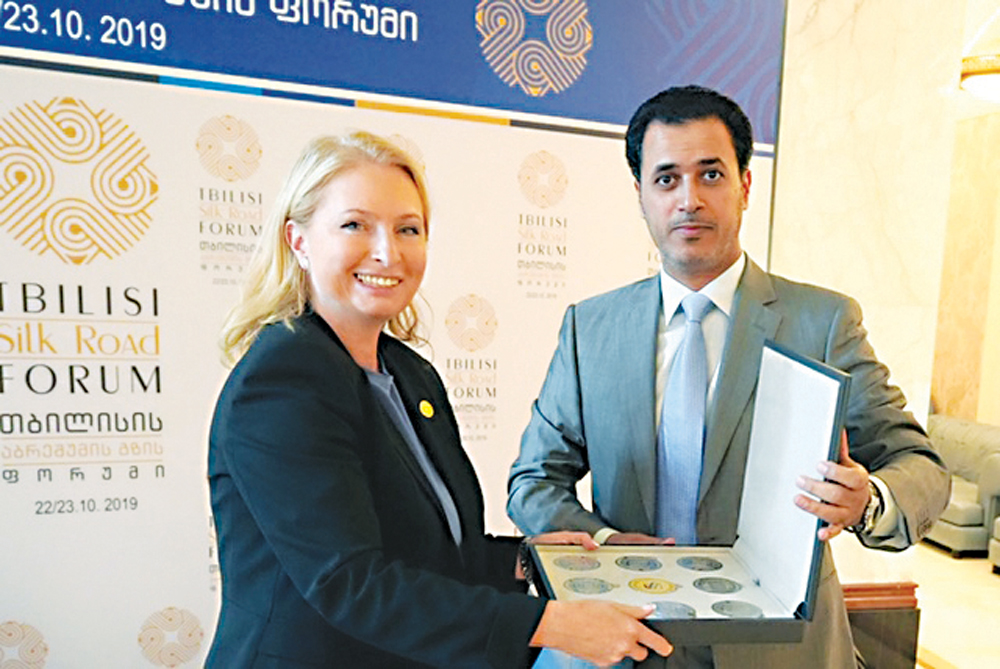 Dr. Khalid Al-Shafi, Editor-in-Chief of The Peninsula, presenting a memento of World Cup 2022 to Natela Turnava, Minister of Economy and Sustainable Development of Georgia. 