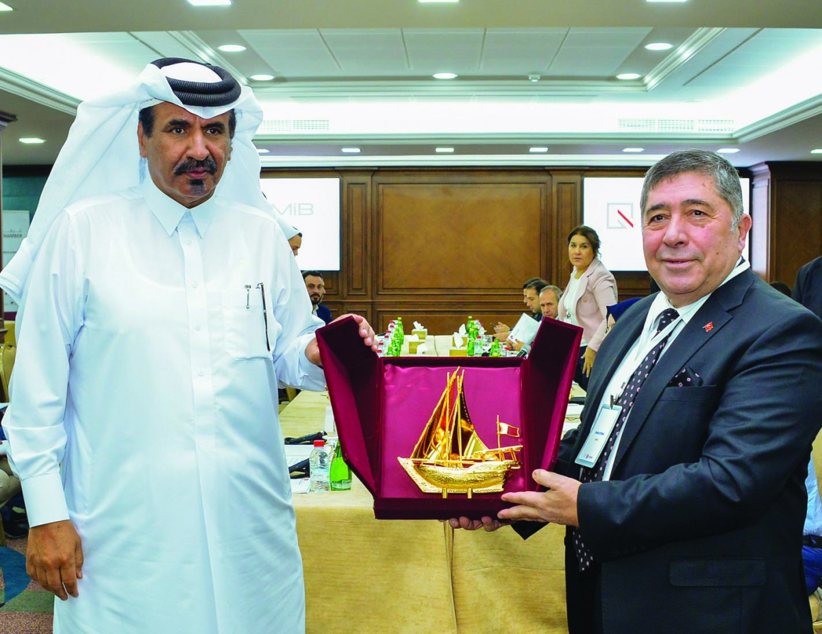 Qatar Chamber’s First Vice-Chairman Mohamed bin Ahmed bin Towar Al Kuwari (left) presenting a memento to the Head of the Turkish delegation and Chairman of Istanbul Ferrous and Non-Ferrous Metals Exporters’ Association (IDDMIB) Tahsin Öztiryaki during the
