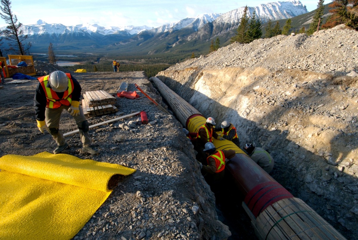 FILE PHOTO: Workers construct the Anchor Loop section of Kinder Morgans Trans Mountain pipeline expansion in Jasper National Park in a 2009 photo. (Kinder Morgan Canada handout via Reuters)
 
 