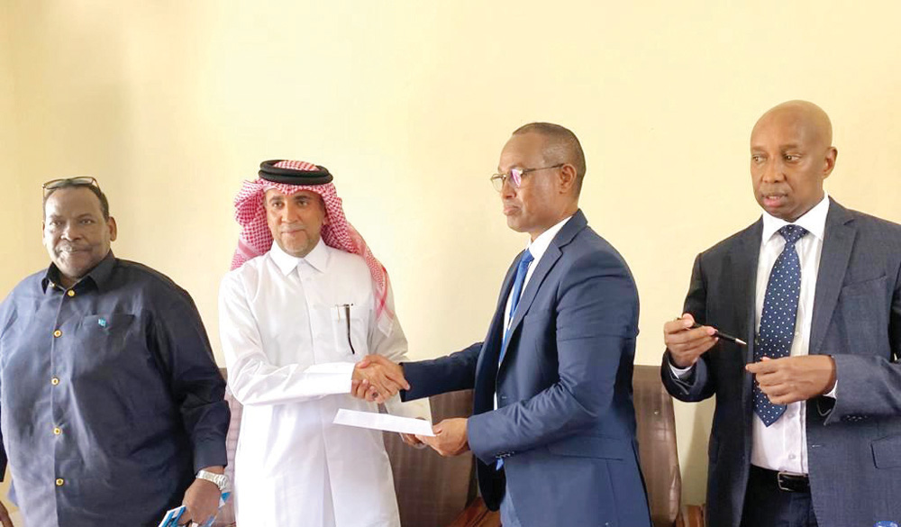 The Ambassador of the State of Qatar to the Federal Republic of Somalia, H E Hassan bin Hamza Hashem, handing over the shipment to the Director-General of the Somali Civil Aviation Authority, Ahmed Moallim Hassan, in the presence of other officials. 