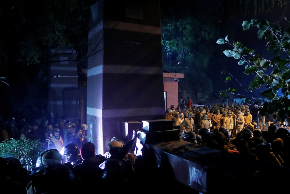  Police in riot gear stand guard inside the Jawaharlal Nehru University (JNU) after clashes between students in new delhi, India, January 5, 2020. REUTERS/Adnan Abidi 