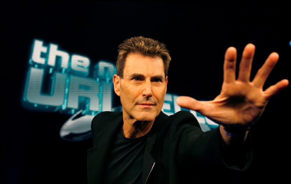FILE PHOTO: Israeli psychic Uri Geller poses for photographers in Cologne January 6, 2008. REUTERS/Ina Fassbender (GERMANY)/File Photo