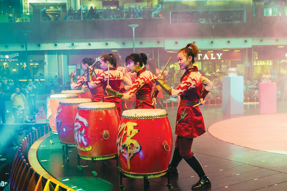 Visitors can experience Chinese calligraphy, face painting, oiled-umbrella painting, and ribbon dancing until January 31 in the Luxury Court.