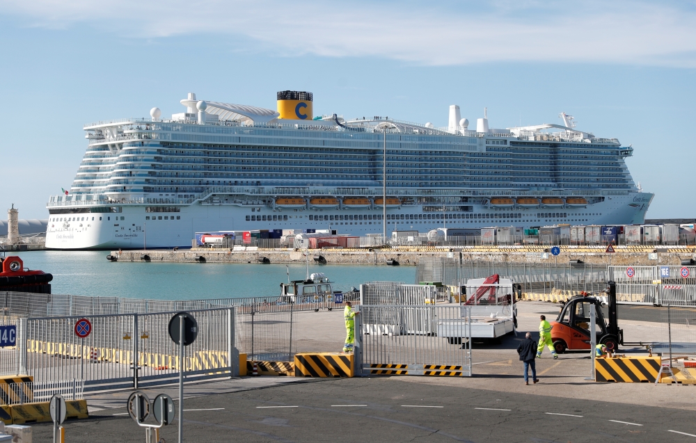 An Italian cruise ship of Costa Crociere is pictured moored at the Italian port of Civitavecchia after reports of two passengers with suspected cases of coronavirus on board, in Civitavecchia, Italy, January 30, 2020. (REUTERS/Guglielmo Mangiapane)