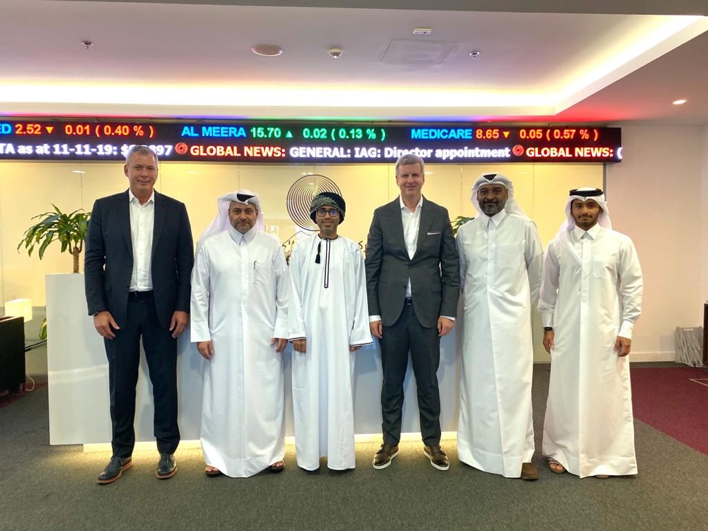 Yousuf Mohamed Al Jaida (second left), Sadiq Hamour (second right), Daniel Sandmeier (third  right) with members of the QFC and Instimatch management.
