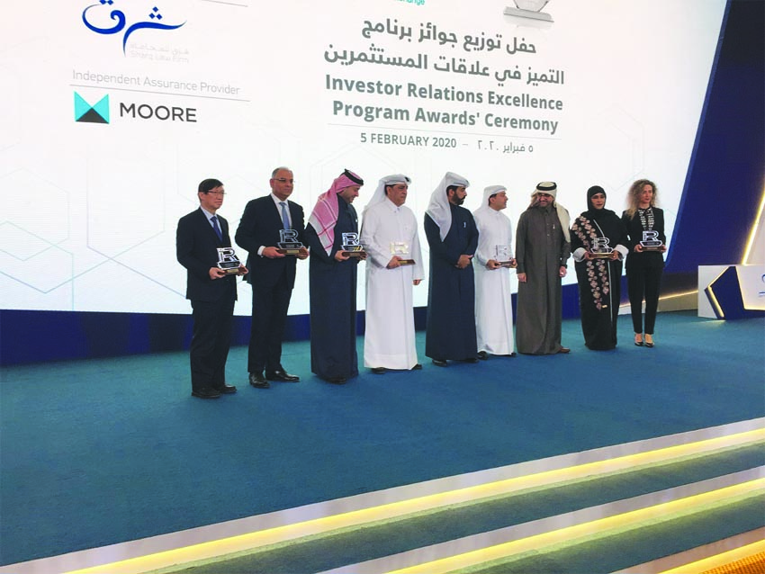 The 2019 Annual Investor Relations Excellence Program award winners posing for a group picture with Qatar Stock Exchange Chief Executive Officer, Rashid bin Ali Al Mansoori (centre).