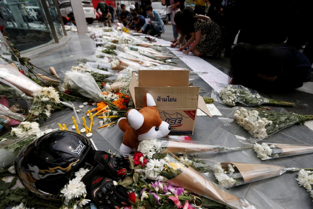  People leave flowers and written messages in front of Terminal 21 shopping mall after a shooting in Nakhon Ratchasima, Thailand February 10, 2020. REUTERS/Soe Zeya Tun 