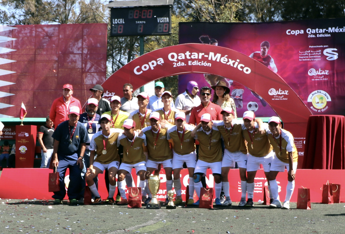 Men's champions, Universidad Nacional Autónoma de México (UNAM) team players and officials posing for a photograph with the Ambassador of the State of Qatar to Mexico, H E Mohammed bin Jassim Al Kuwari, during the presentation ceremony on Sunday. 