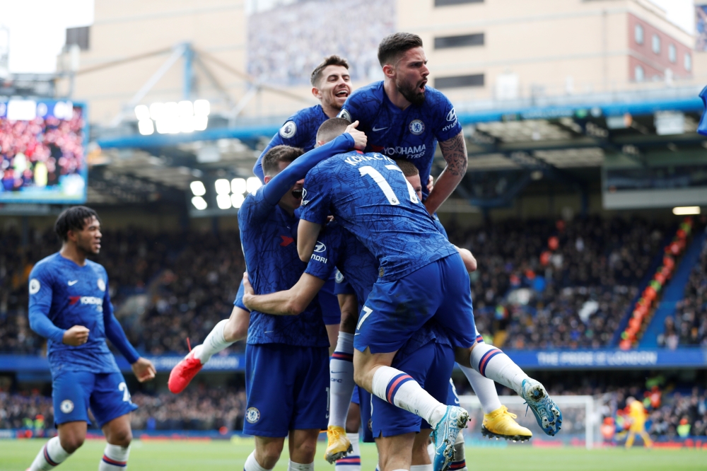 Chelsea's Marcos Alonso celebrates scoring their second goal with Olivier Giroud and teammates Action Images via Reuters/Paul Childs  