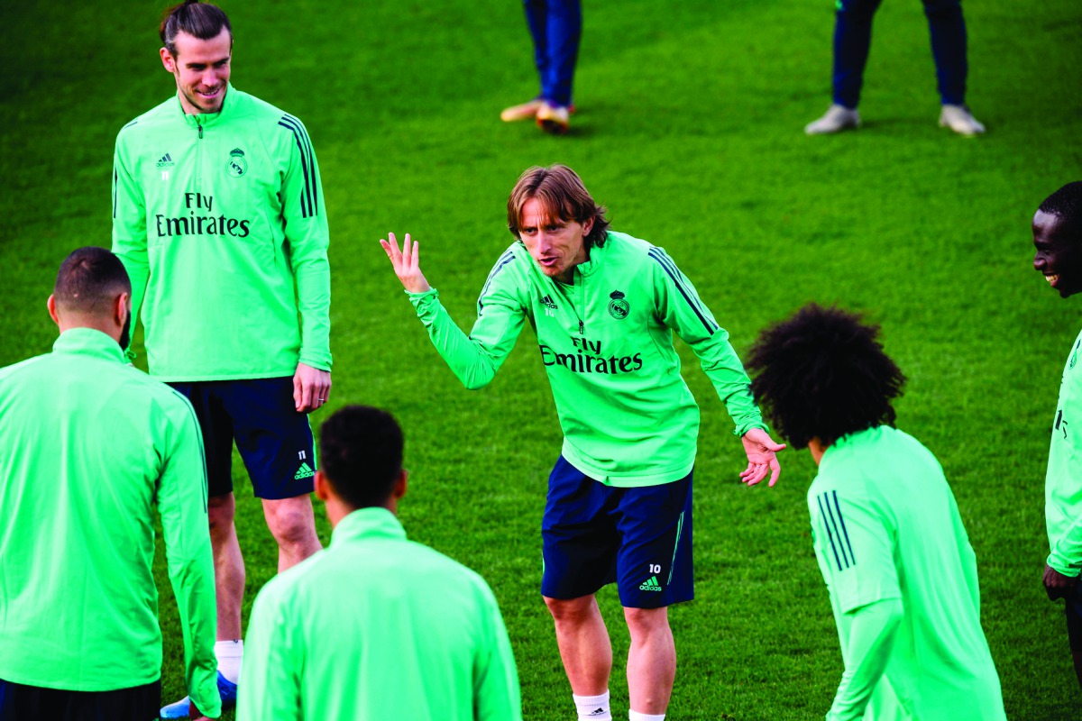 Real Madrid's Croatian midfielder Luka Modric (C) and teammates attend a training session at the Ciudad Real Madrid training ground in Madrid, on February 25, 2020, on the eve of their UEFA Champions League football match against Manchester City. AFP / Os