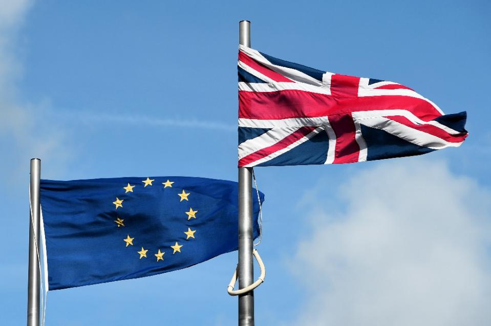 Britain says it wants a simple free trade agreement such as the EU has with Canada or Japan, which would mean significantly more trade frictions than there are currently between the world's largest trading bloc and its fifth biggest economy. (AFP Photo / 