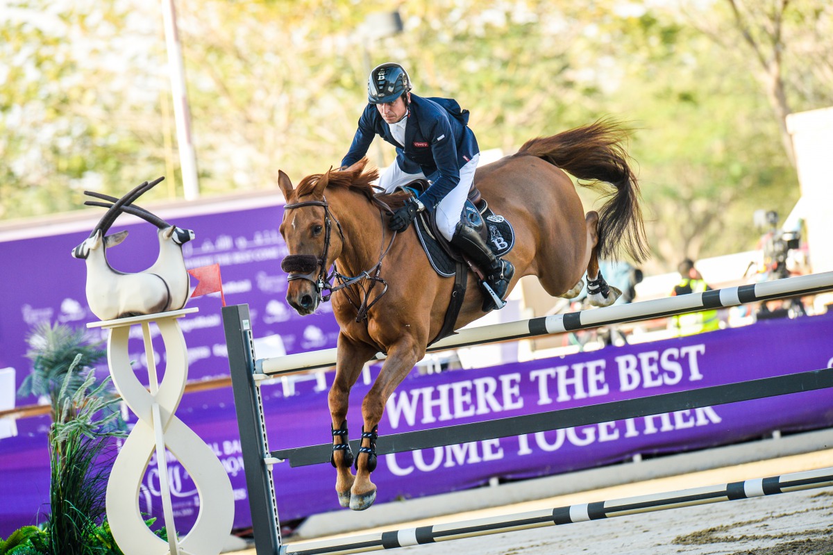 Julien Epaillard guiding Virtuose Champeix over an obstacle.