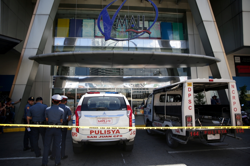 Policemen arrive outside Virra Mall where gunshots were fired in San Juan City, Metro Manila, Philippines, March 2, 2020. REUTERS/Eloisa Lopez