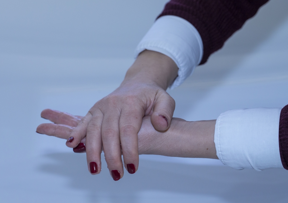 A woman uses hand sanitizer gel. (Aytaç Ünal / Anadolu Agency)