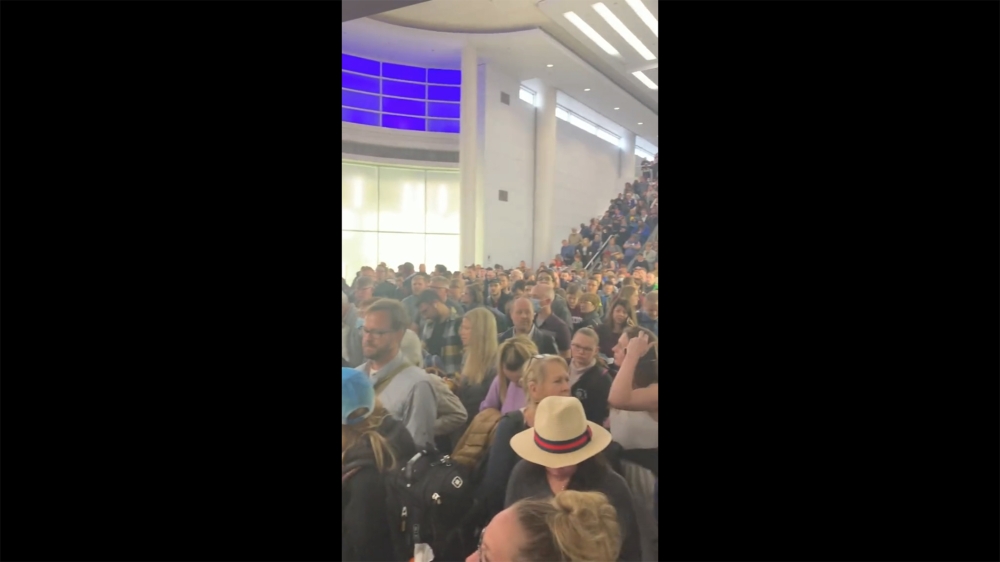 This handout UGC image obtained March 15, 2020, courtesy of Joe Rosengarten shows a crowded O'Hare International airport in Chicago, Illinois on March 14, 2020. AFP / Joe Rosengarten
