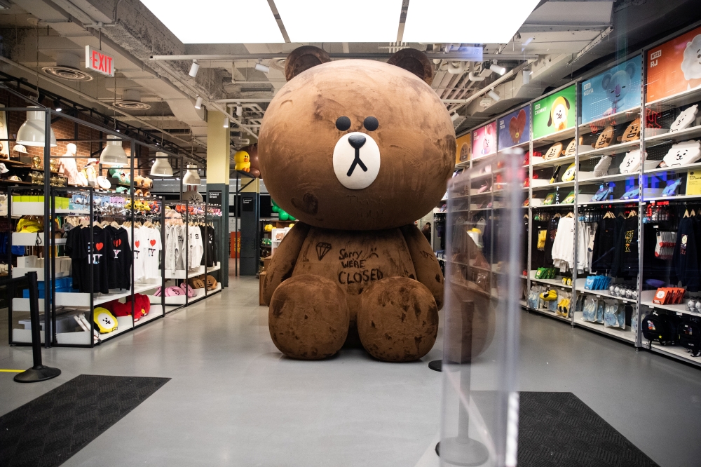An empty store is seen near Times Square following the outbreak of the coronavirus disease (COVID-19), in New York City, U.S., March 18, 2020. REUTERS/Jeenah Moon