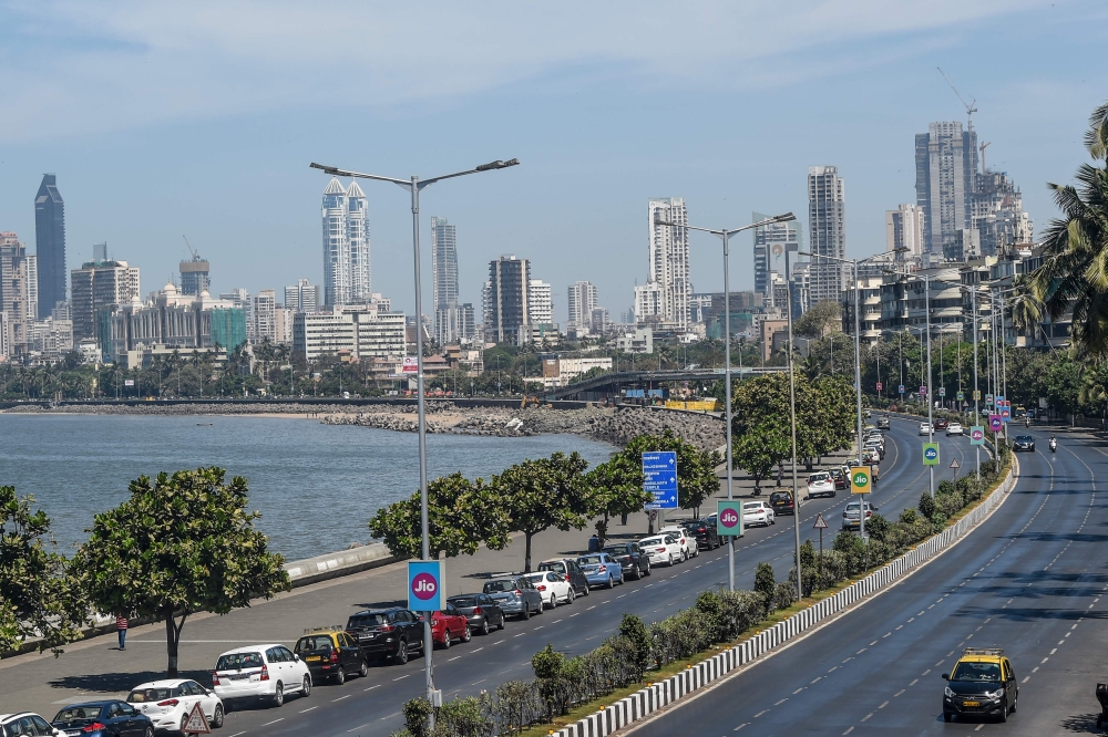 A general view shows deserted roads with minimal traffic near the sea front in mumbai on March 19, 2020. / AFP / Punit PARANJPE