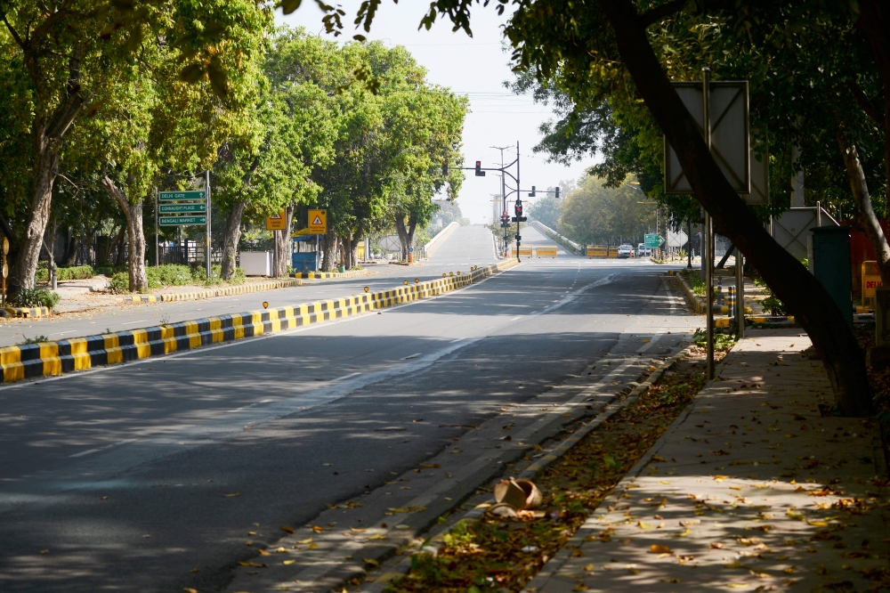 A view of deserted road is seen during a one-day Janata (civil) curfew imposed as a preventive measure against the COVID-19 coronavirus, in New Delhi on March 22, 2020. / AFP / Sajjad HUSSAIN