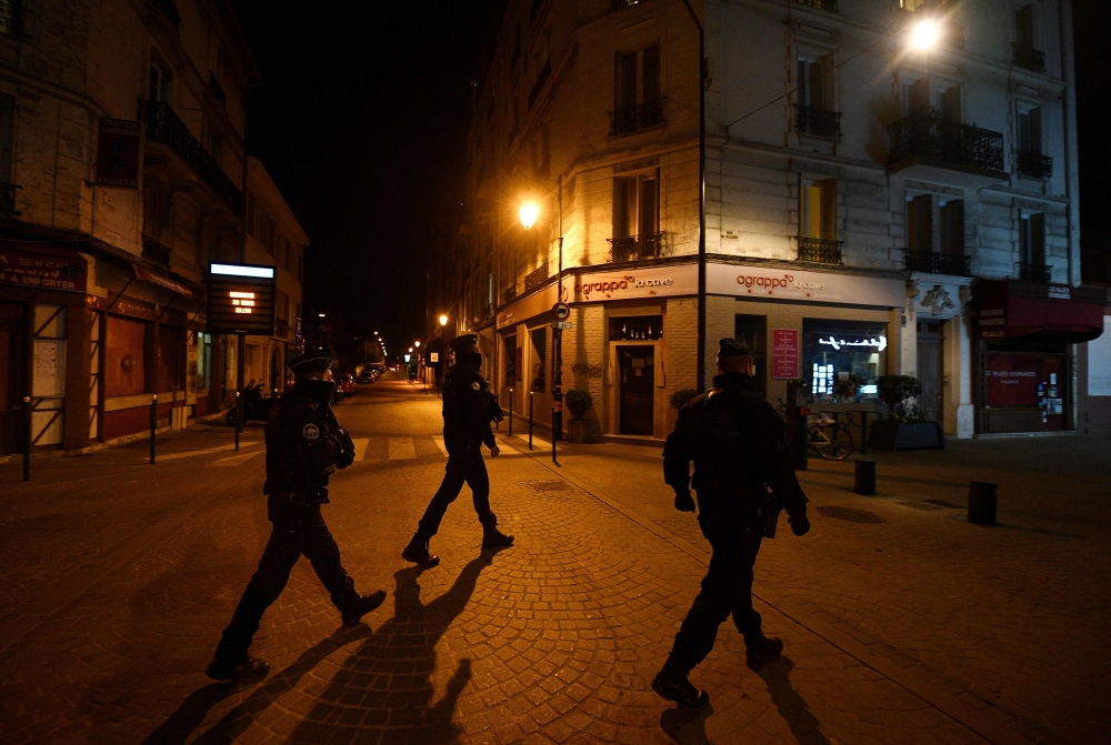 Municipal police officers patrol during a curfew in Colombes, near Paris on March 22, 2020 on the sixth day of a strict nationwide confinement seeking to halt the spread of the COVID-19 infection caused by novel coronavirus. / AFP / FRANCK FIFE