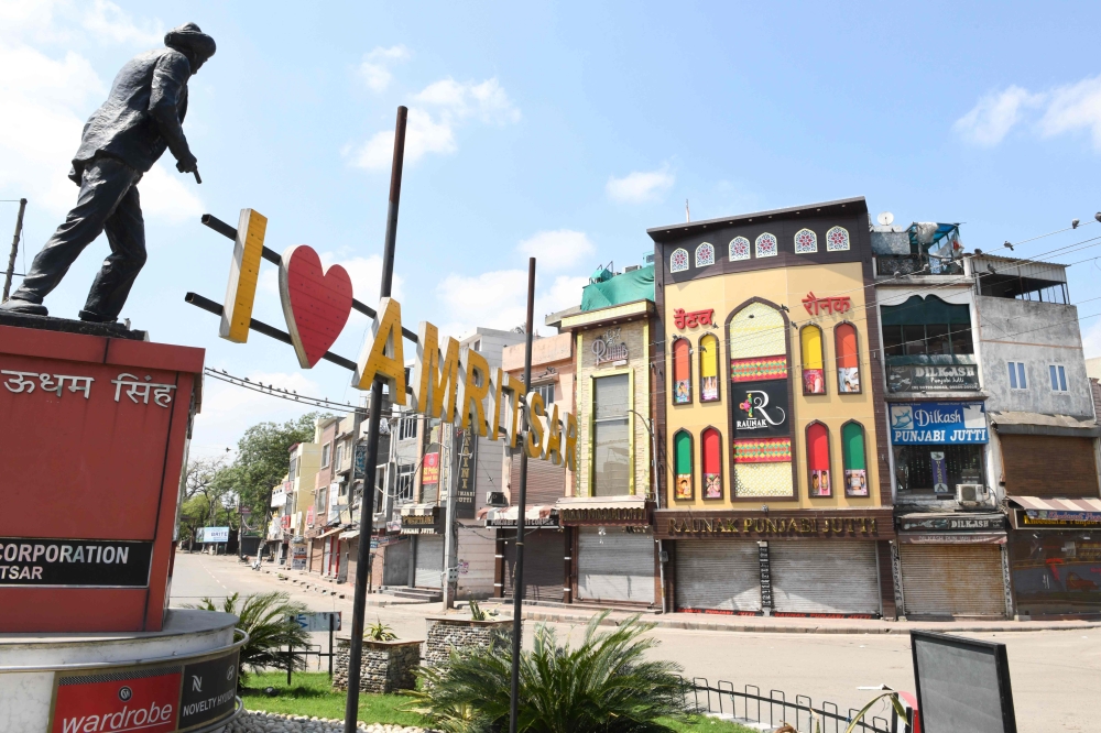 A deserted street and closed shops are pictured during a government-imposed nationwide lockdown as a preventive measure against the COVID-19 coronavirus in Amritsar on March 29, 2020. / AFP / Narinder NANU