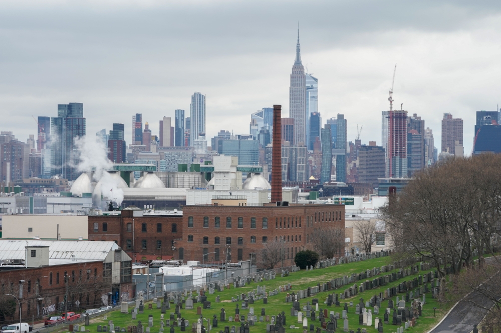 The Manhattan skyline rises over Calvary Cemetery in the Borough of Queens on March 31, 2020 in New York. A / AFP / Bryan R. Smith
