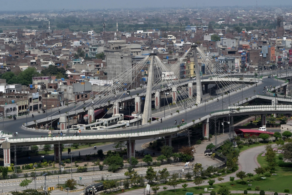A general view of deserted streets is seen during a government-imposed nationwide lockdown as a preventive measure against the COVID-19 coronavirus, in Lahore on April 10, 2020. / AFP / ARIF ALI
