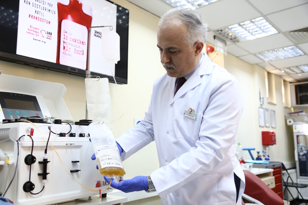 Kerem Kinik, the head of Turkish Red Crescent (Kizilay), holds a medical component bag are seen at the Eastern Anatolia Region Blood Centre of the Kizilay in Ankara, Turkey on April 7, 2020. (THE TURKISH RED CRESCENT / HANDOUT - Anadolu Agency )
