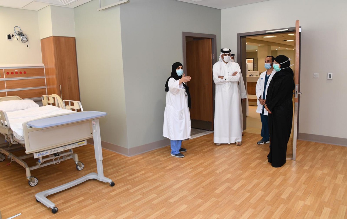 Prime Minister and Minister of Interior, H E Sheikh Khalid bin Abdulaziz bin Khalifa Al Thani with the Minister of Public Health, H E Dr. Hanan Mohammed Al Kuwari, and a number of senior officials at the inauguration of Ras Laffan Hospital  
