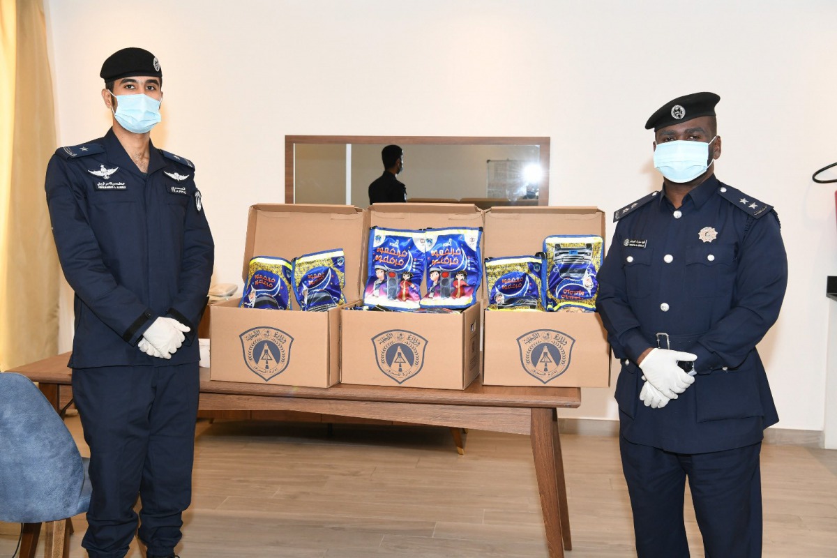 Officials with gift boxes.
