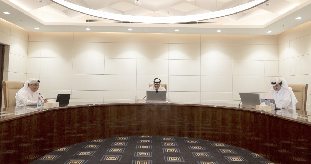 Prime Minister and Minister of Interior H E Sheikh Khalid bin Khalifa bin Abdulaziz Al Thani holding talks with chairmen and representatives of Qatar Chamber and Qatar Businessmen Association via video conferencing.