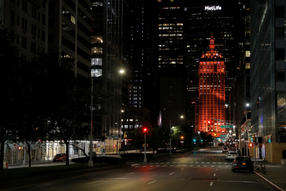 Park Avenue is seen devoid of traffic after the 8 p.m. curfew continued in response to looting during the Black Lives Matter's protests in the Manhattan borough of New York City, U.S., June 6, 2020. REUTERS/Andrew Kelly
