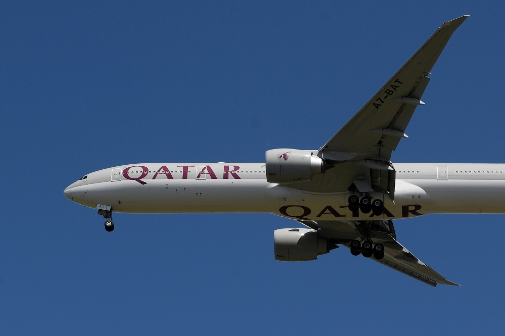 A Qatar Airways passenger plane comes into land at London Heathrow airport, following the outbreak of the coronavirus disease (COVID-19), London, Britain, May 21, 2020. REUTERS/Toby Melville/File Photo
