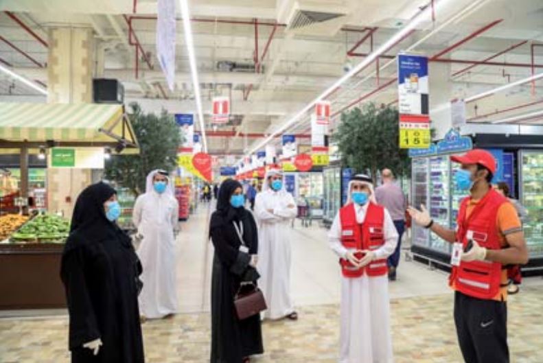 Dr. Aisha Yousef Al Mannai, Vice-President of Qatar Red Crescent Society (QRCS), and Board members, during a visit to the shopping centers.
