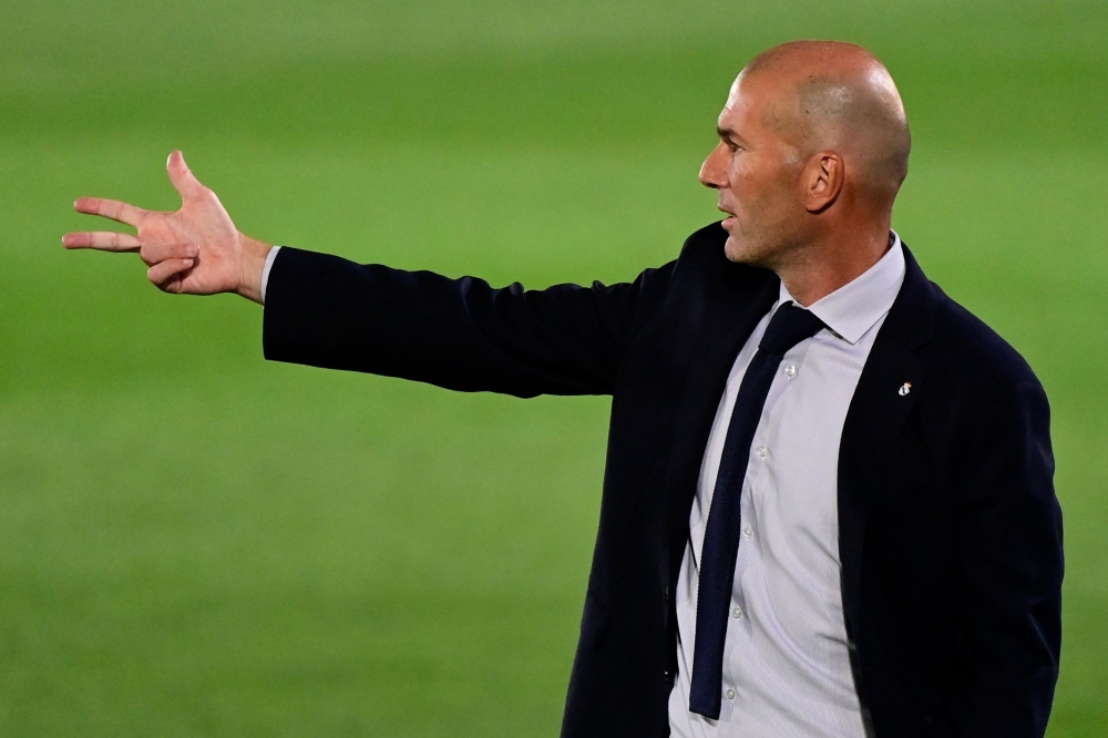 Real Madrid's French coach Zinedine Zidane gestures during the Spanish league football match between Real Madrid CF and Valencia CF at the Alfredo di Stefano stadium in Valdebebas, on the outskirts of Madrid, on June 18, 2020. / AFP / JAVIER SORIANO