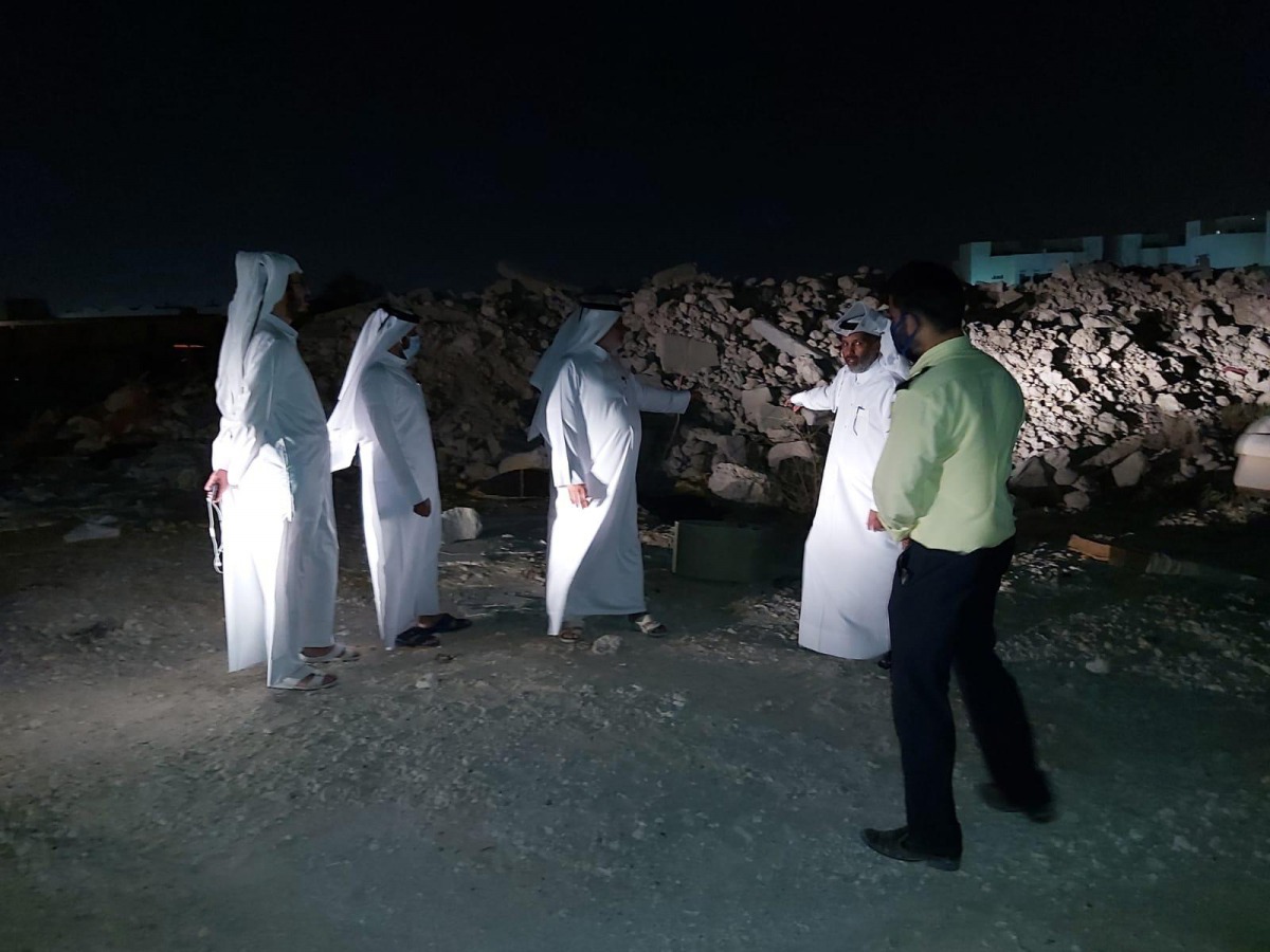  Municipal officials and inspectors observing a heap of construction wastes at Muraikh 