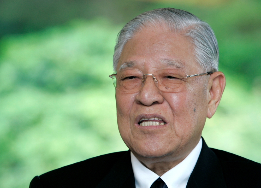 FILE PHOTO: Former Taiwan President Lee Teng-hui speaks during a news conference in Tokyo June 1, 2007. Lee received a prize in memory of Japanese colonial administrator Shinpei Goto by the Shinpei Goto Society. REUTERS / Yuriko Nakao / File Photo