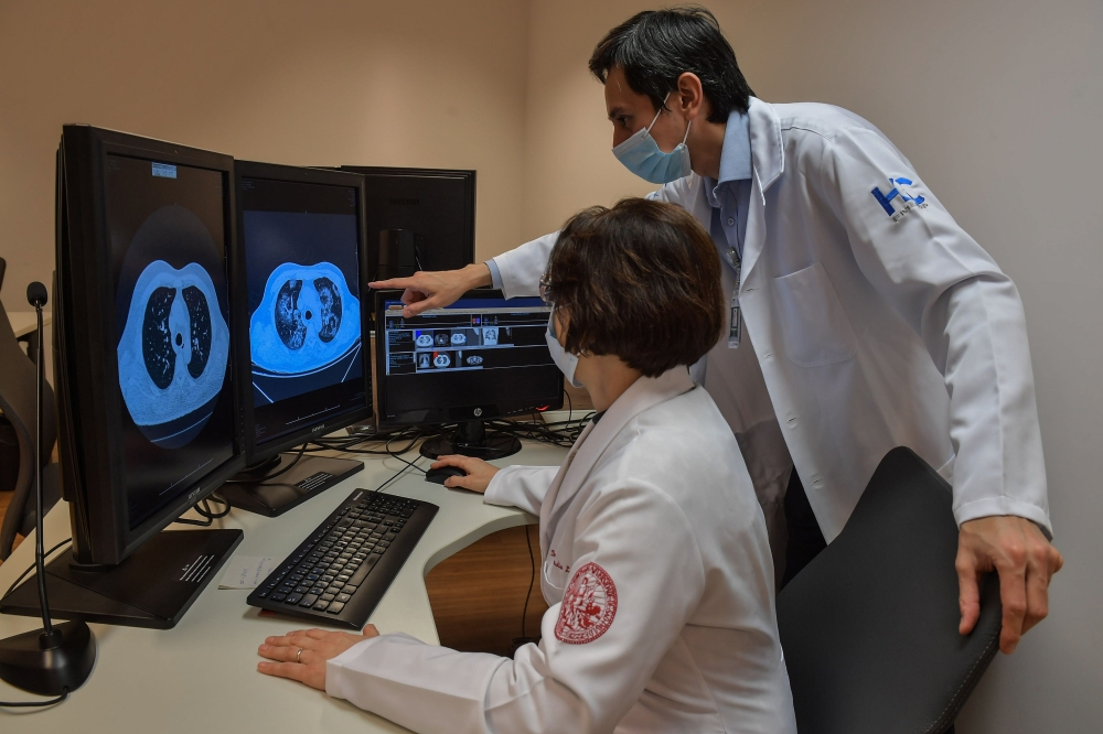 A platform called RadVid-19 that identifies lung injuries through artificial intelligence is helping Brazilian doctors detect and diagnose the new coronavirus, which already infected 2,6 million people across the world and killed 91,000 in the country. / 