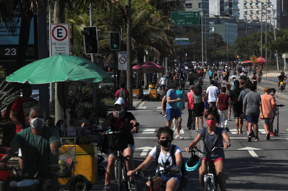 People ride bikes near Leblon beach, amid the outbreak of the coronavirus disease (COVID-19), in Rio de Janeiro, Brazil August 9, 2020. REUTERS/Ian Cheibub
