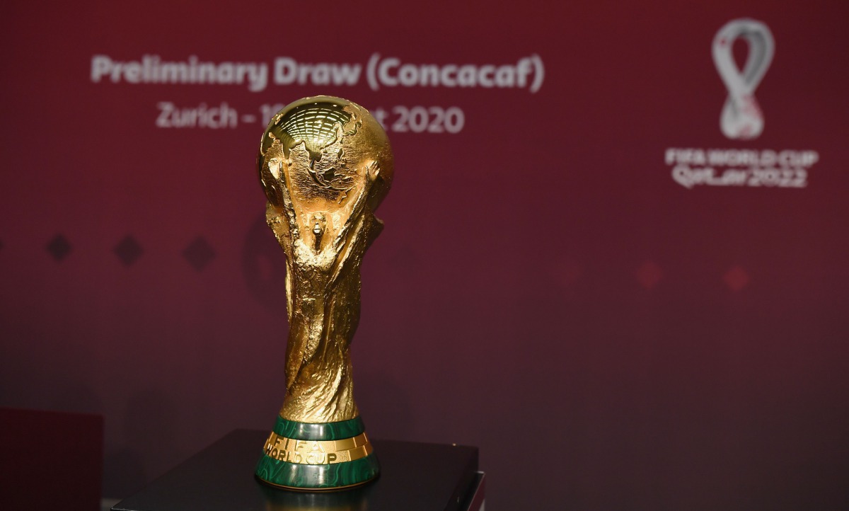 The FIFA World Cup trophy is seen prior to the Concacaf preliminary draw for the World Cup qatar 2022 football tournament at the Home of FIFA in Zurich on August 19, 2020. / AFP / FIFA / Kurt SCHORRER 
