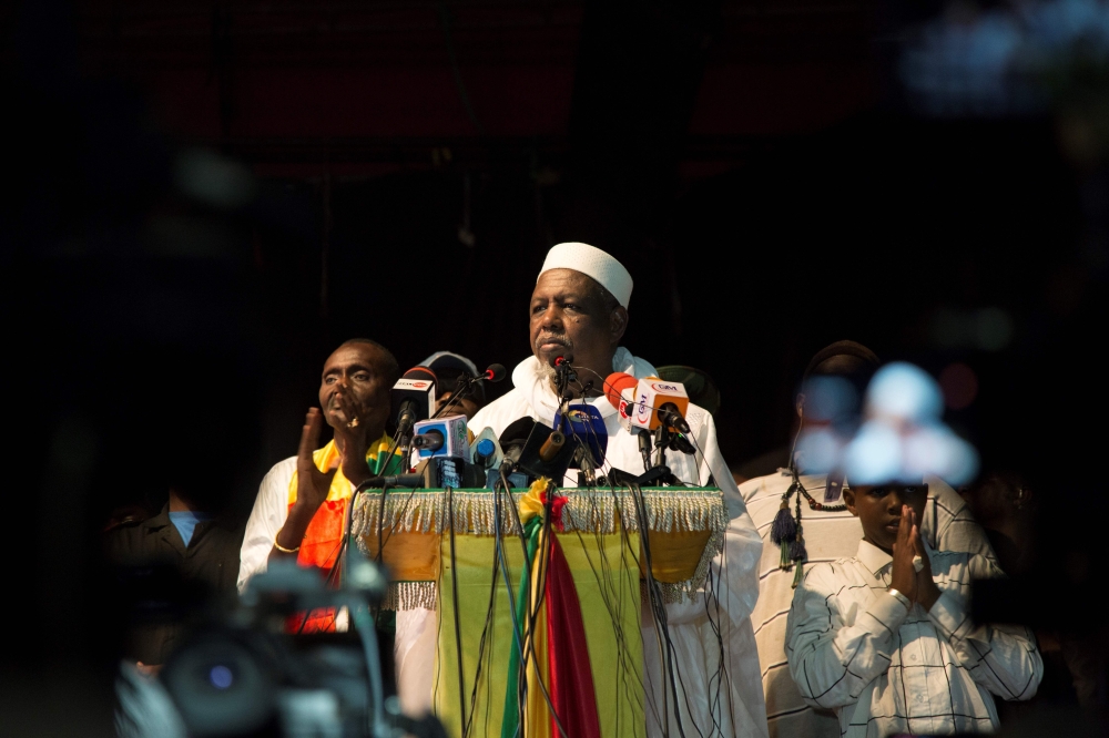Imam Mahmoud Dicko delivers a speech during a ceremony hosted by him and his organization, CMAS (Coordination of movements and associations sympathetic to Imam Mahmoud Dicko), in Bamako on August 28, 2020. AFP / ANNIE RISEMBERG
