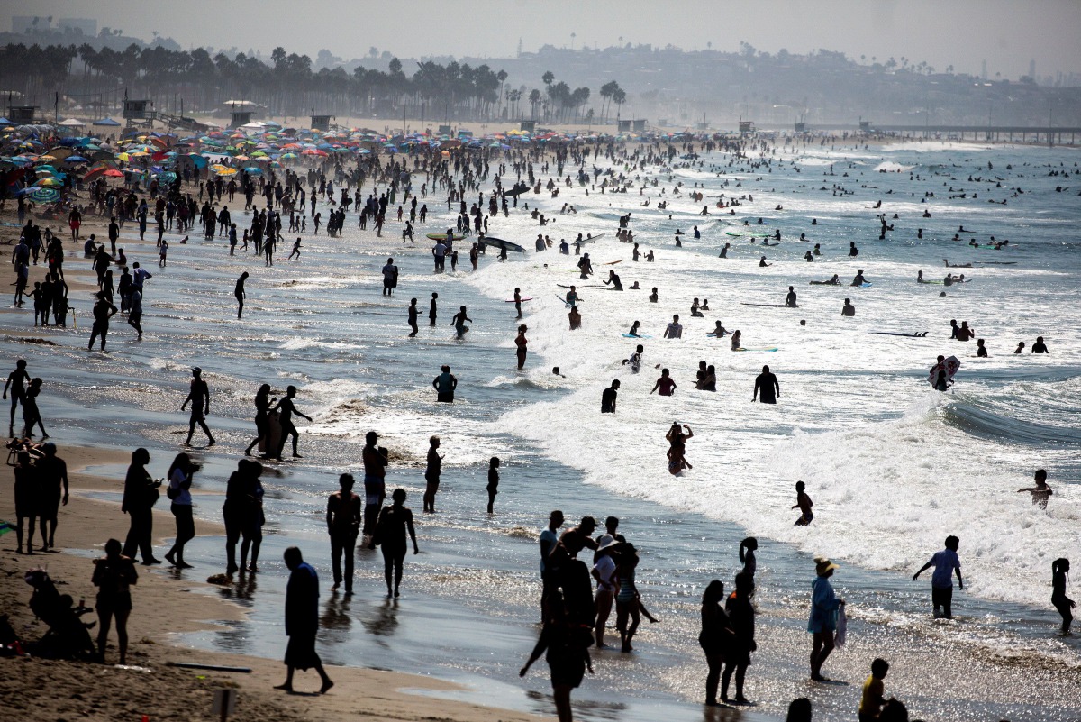 People crowd the beach on the record heat wave, amid the global outbreak of the coronavirus disease (COVID-19), in Santa Monica, California, U.S., September 6, 2020. REUTERS/Ringo Chiu
