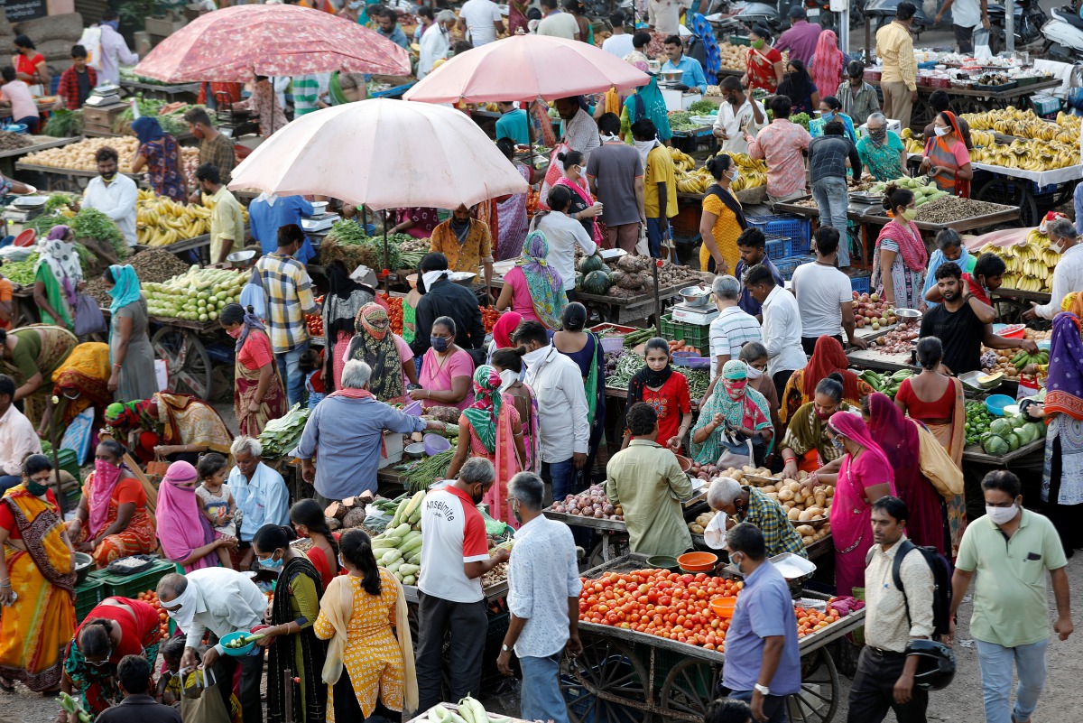 People shop at an open-air vegetable and fruit market amidst the coronavirus disease (COVID-19) outbreak in Ahmedabad, India, September 7, 2020. REUTERS/Amit Dave
